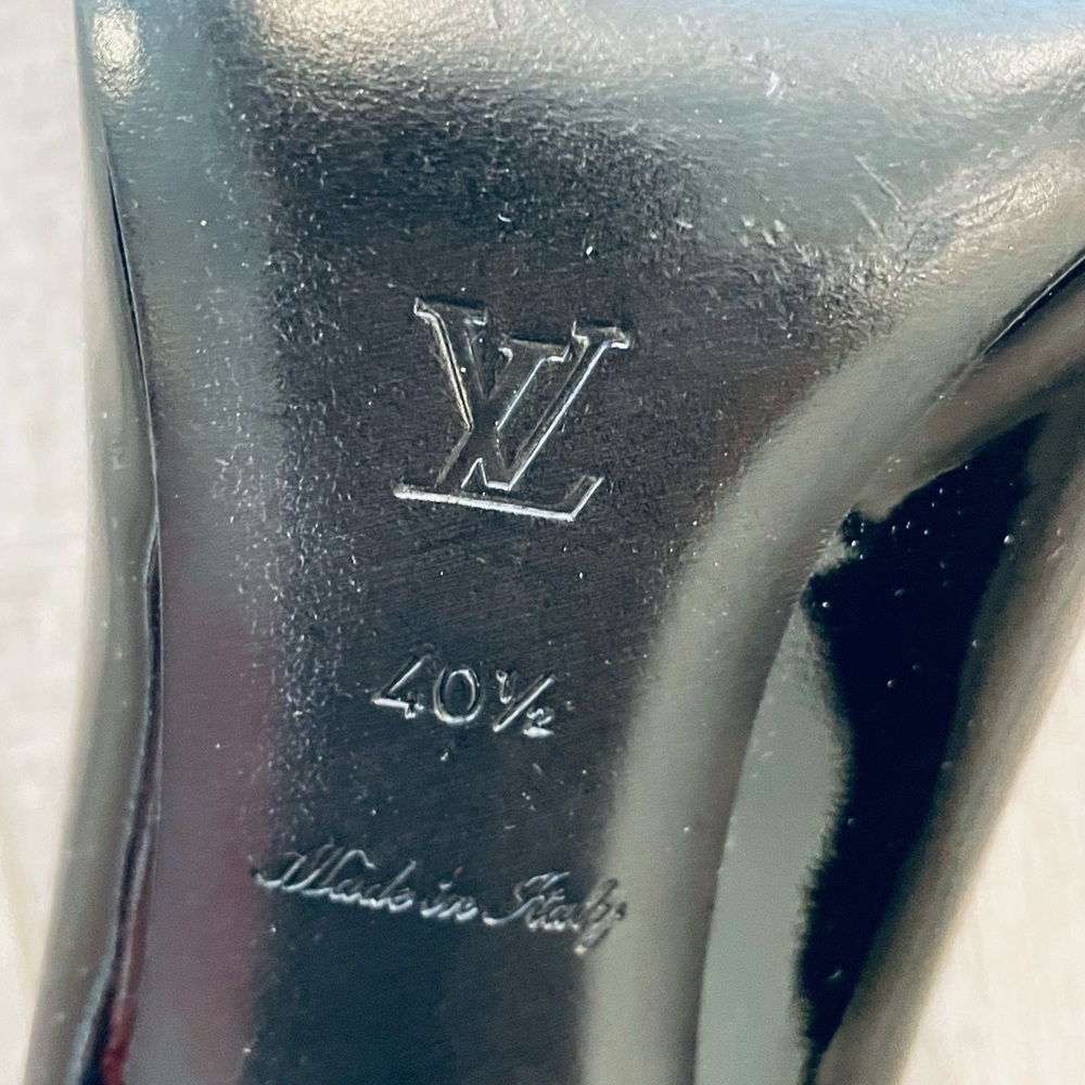Louis Vuitton , high heels model 12cm, in black patent leather, size 40.5FR.